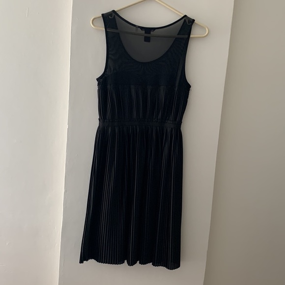 Flirty pleated H&M dress with sheer top - Picture 4 of 4